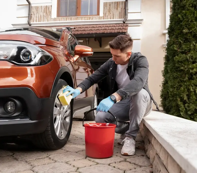 Lavage auto à domicile Montierchaume : professionnel intervenant sur un véhicule